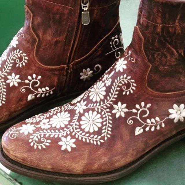 I met a dream boat and my dream boots today @_agaveblue_ my new favourite shop in Eumundi.